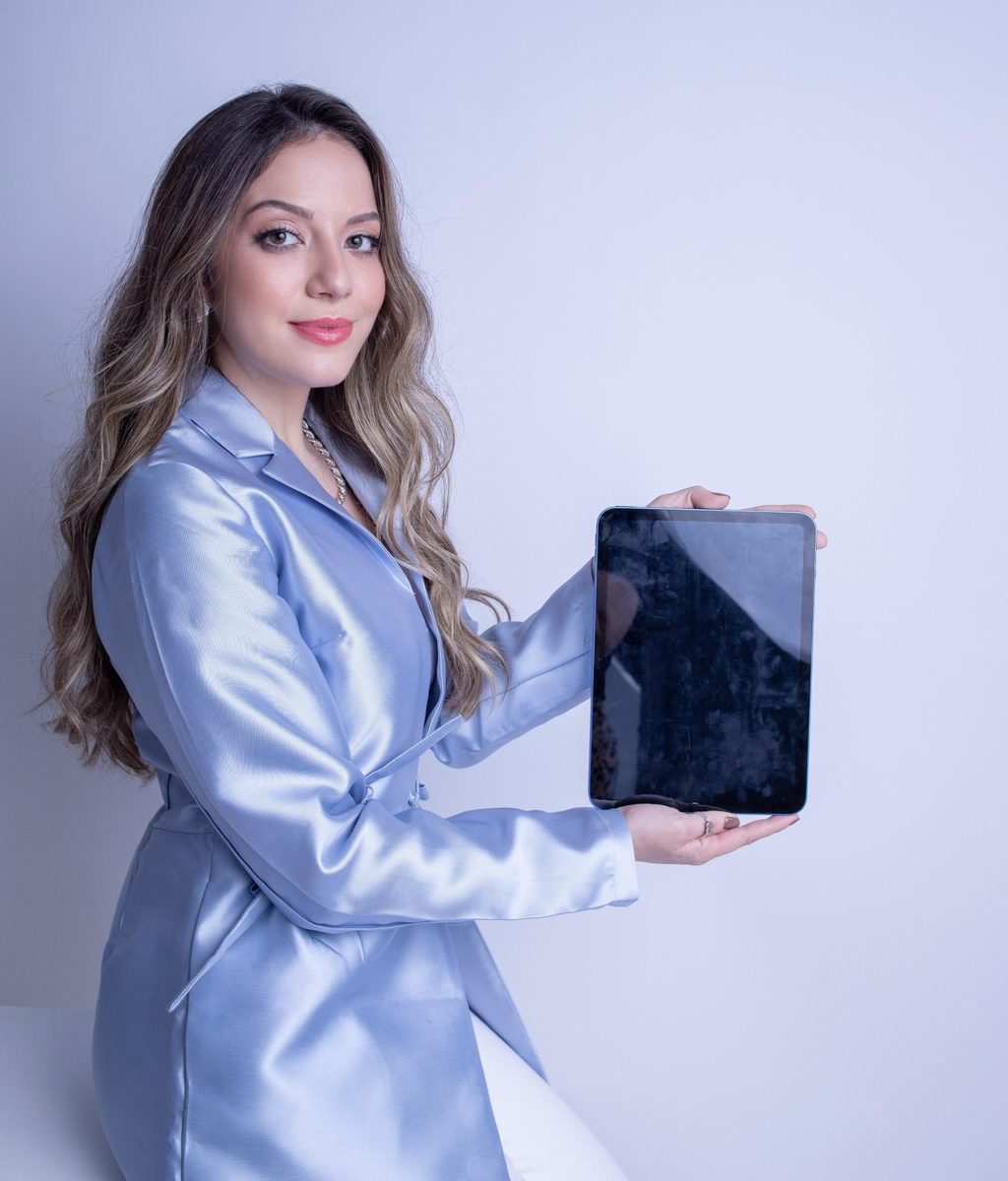 Dra. Isabella Alonso durante atendimento clínico