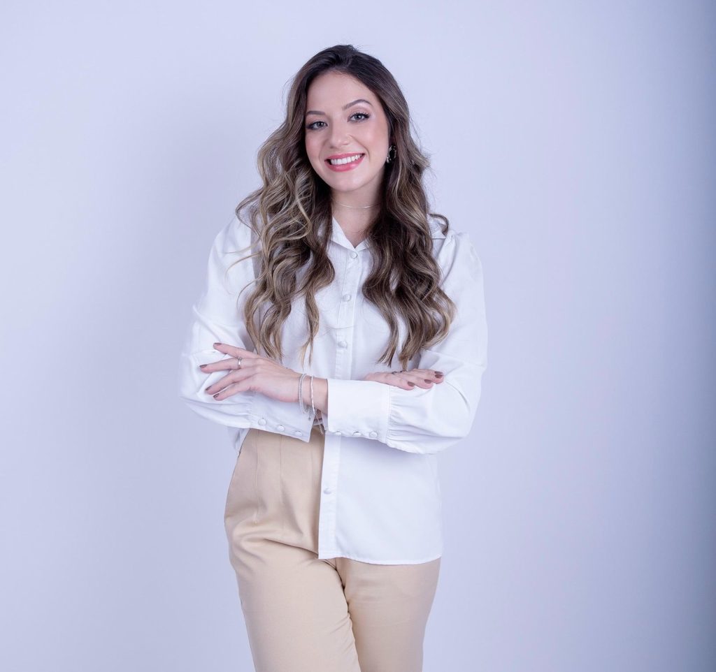 Dra. Isabella Alonso em ambiente clínico